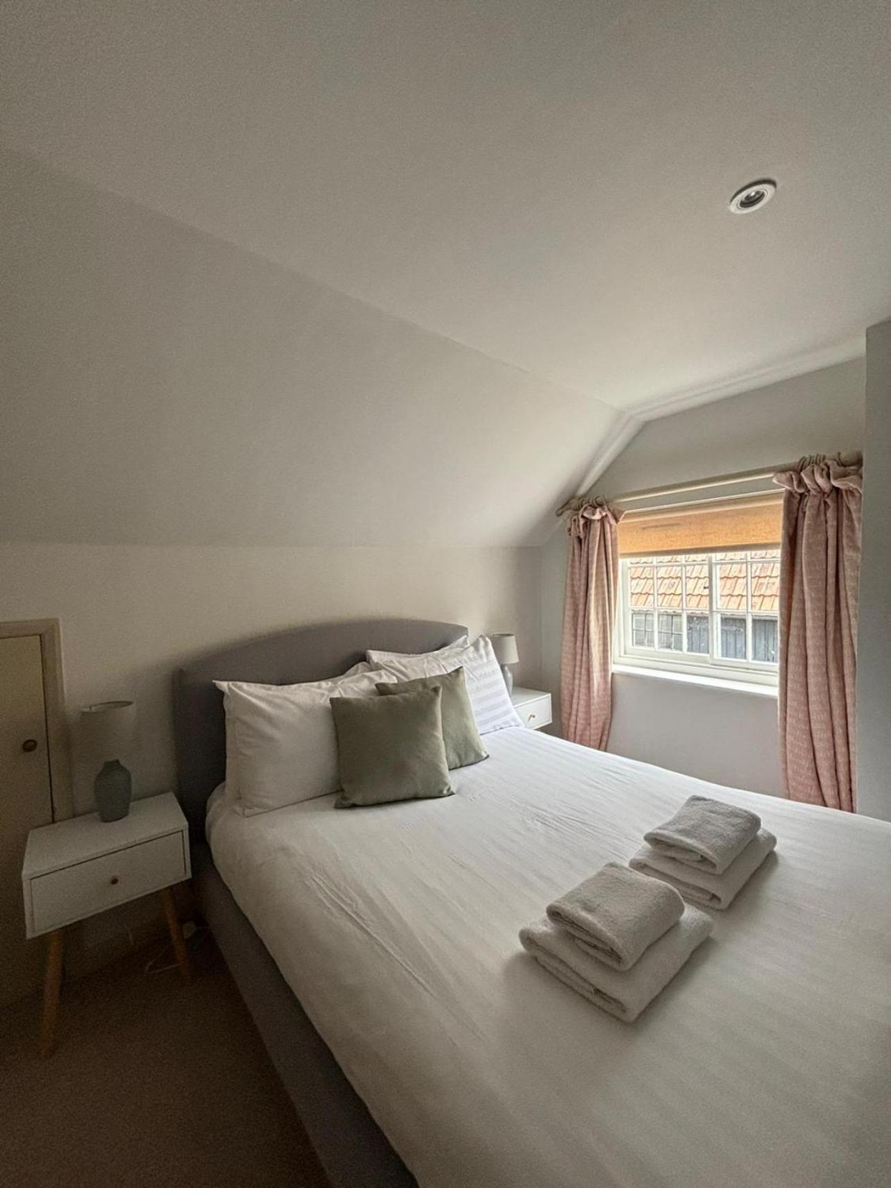Elegant Oak Beamed House In Pretty Village - Cambridge Homehost Buckden  Extérieur photo